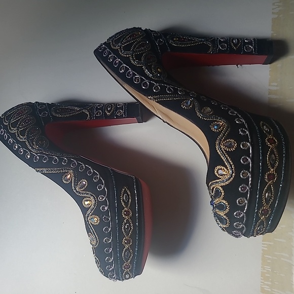 Christian Louboutin - Picture 6 of 8